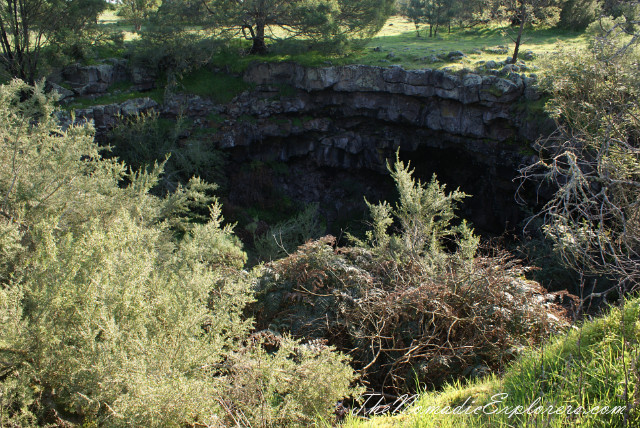 Australia, Victoria, Grampians, Mount Napier State Park - лавовые пещеры Byaduk Caves и Mt. Napier, , 