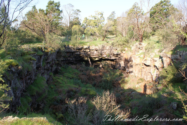 Australia, Victoria, Grampians, Mount Napier State Park - лавовые пещеры Byaduk Caves и Mt. Napier, , 