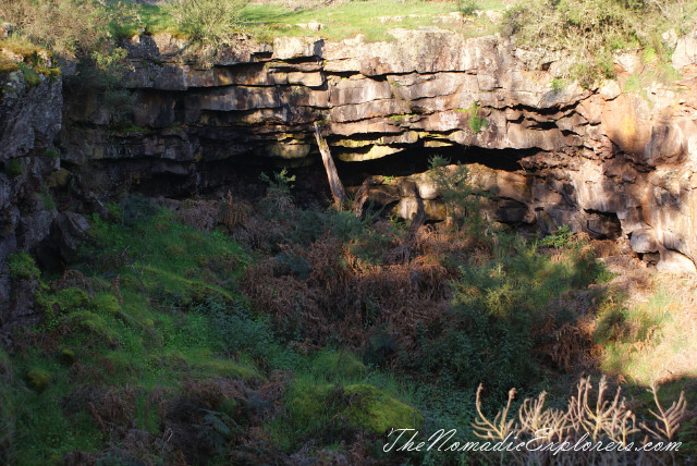 Australia, Victoria, Grampians, Mount Napier State Park - лавовые пещеры Byaduk Caves и Mt. Napier, , 