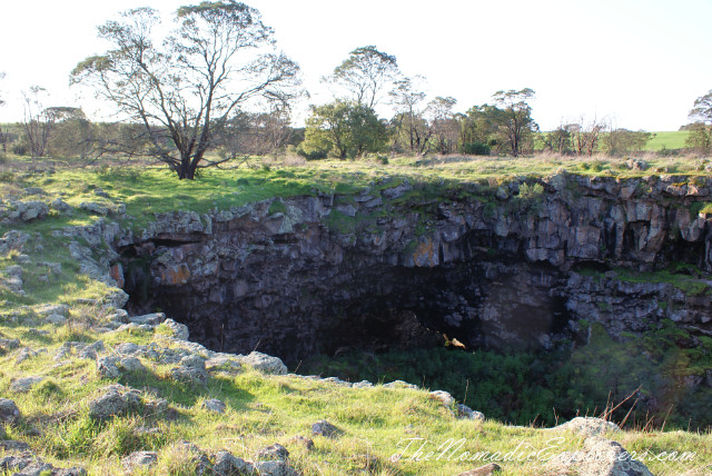 Australia, Victoria, Grampians, Mount Napier State Park - лавовые пещеры Byaduk Caves и Mt. Napier, , 