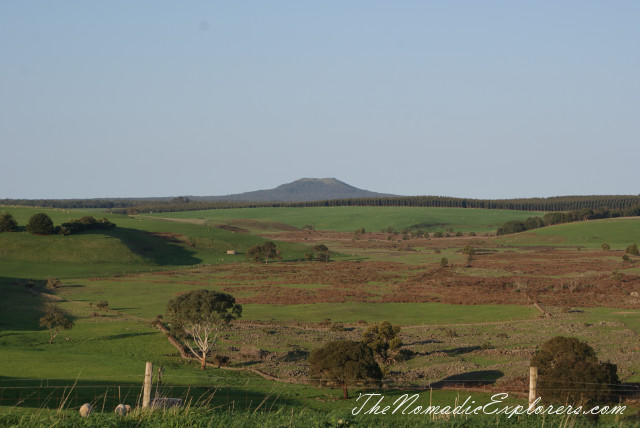 Australia, Victoria, Grampians, Mount Napier State Park - лавовые пещеры Byaduk Caves и Mt. Napier, , 